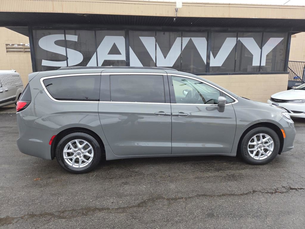 Used 2022 Chrysler Pacifica Touring-L image 13