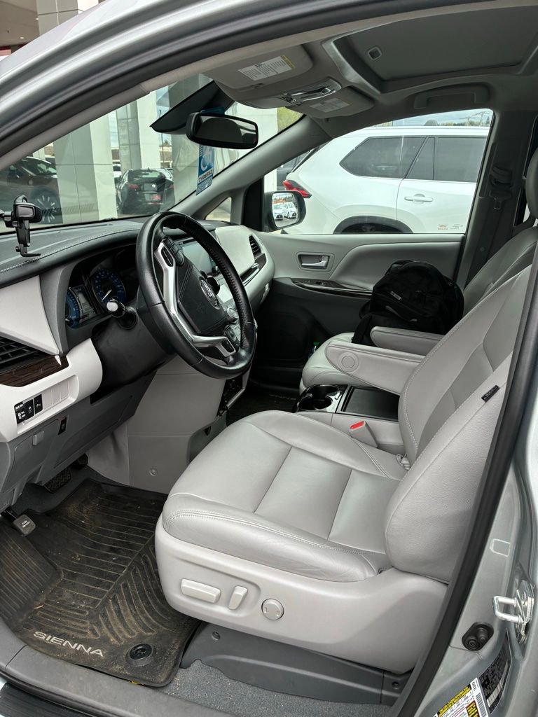 Used 2019 Toyota Sienna XLE w/ XLE Navigation Package AWD/4WD image 2