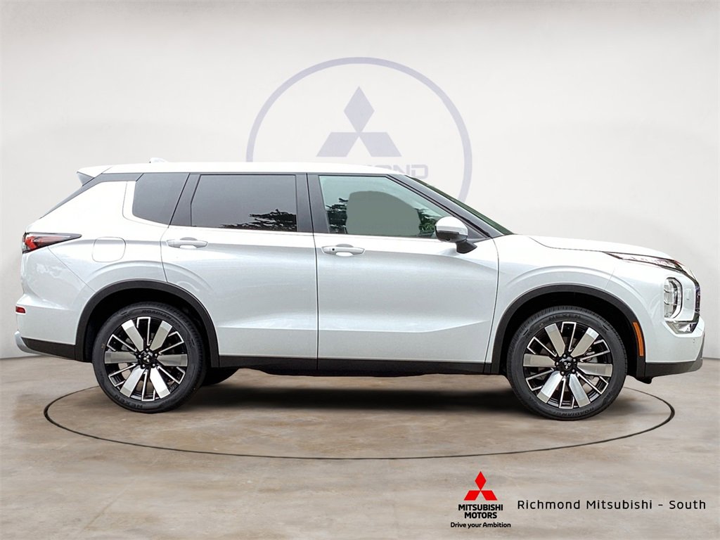 New 2025 Mitsubishi Outlander SE image 2
