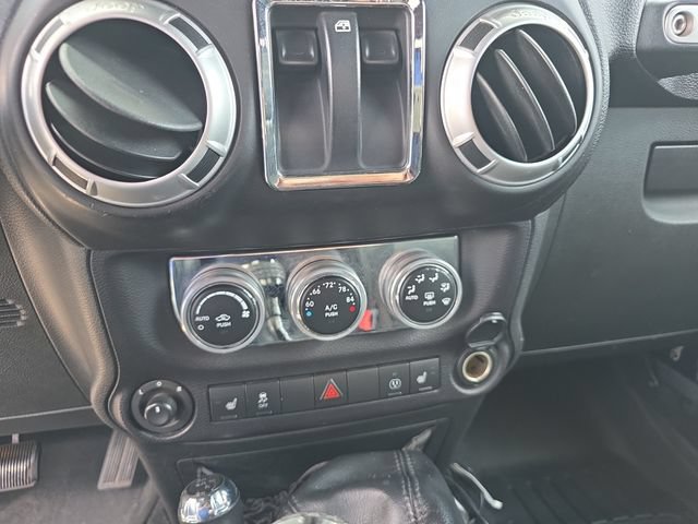 Used 2015 Jeep Wrangler Rubicon w/ Power Convenience Group AWD/4WD image 10