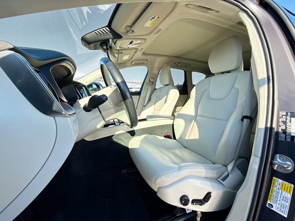 Used 2022 Volvo XC60 B5 Momentum AWD/4WD image 23