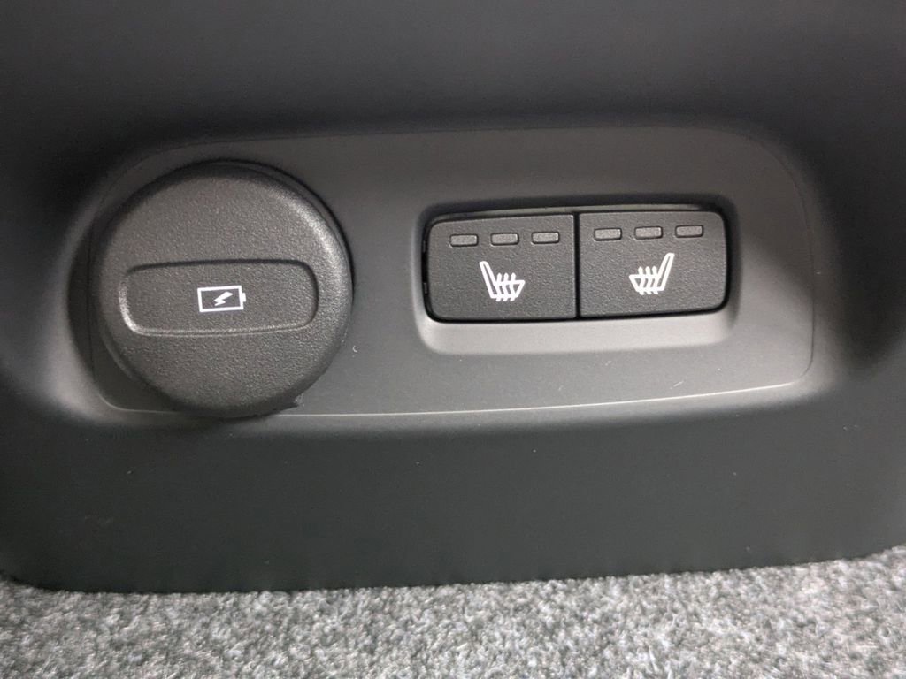 New 2025 Volvo XC40 B5 Core w/ Protection Package Premier image 16