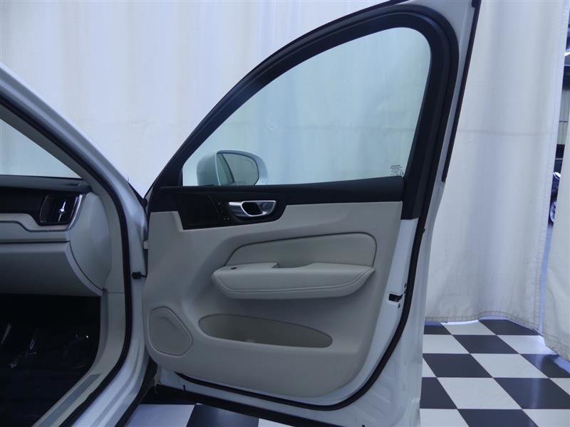 Used 2022 Volvo XC60 B6 Inscription w/ Climate Package image 25
