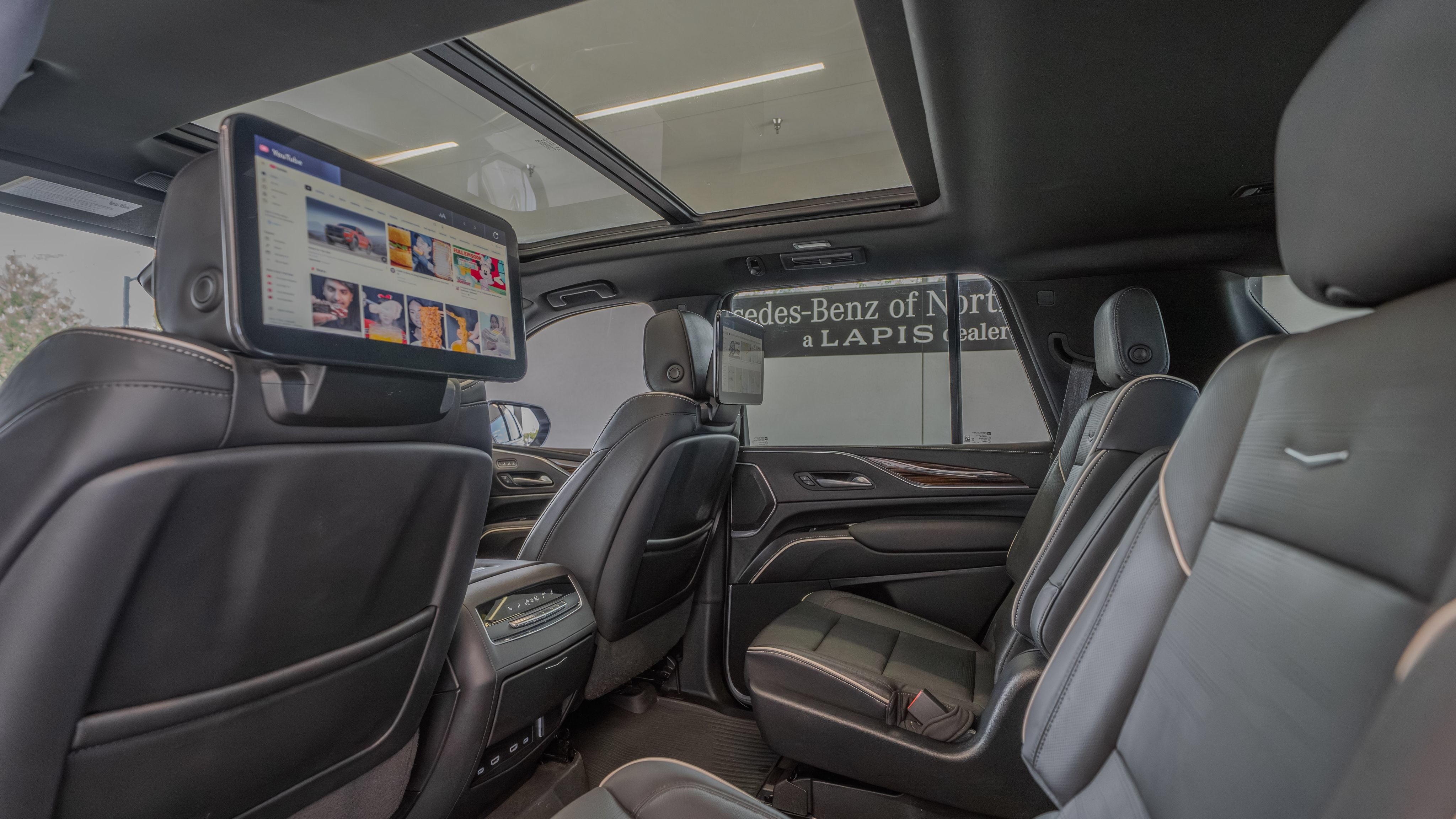 Used 2023 Cadillac Escalade Premium Luxury AWD/4WD image 26
