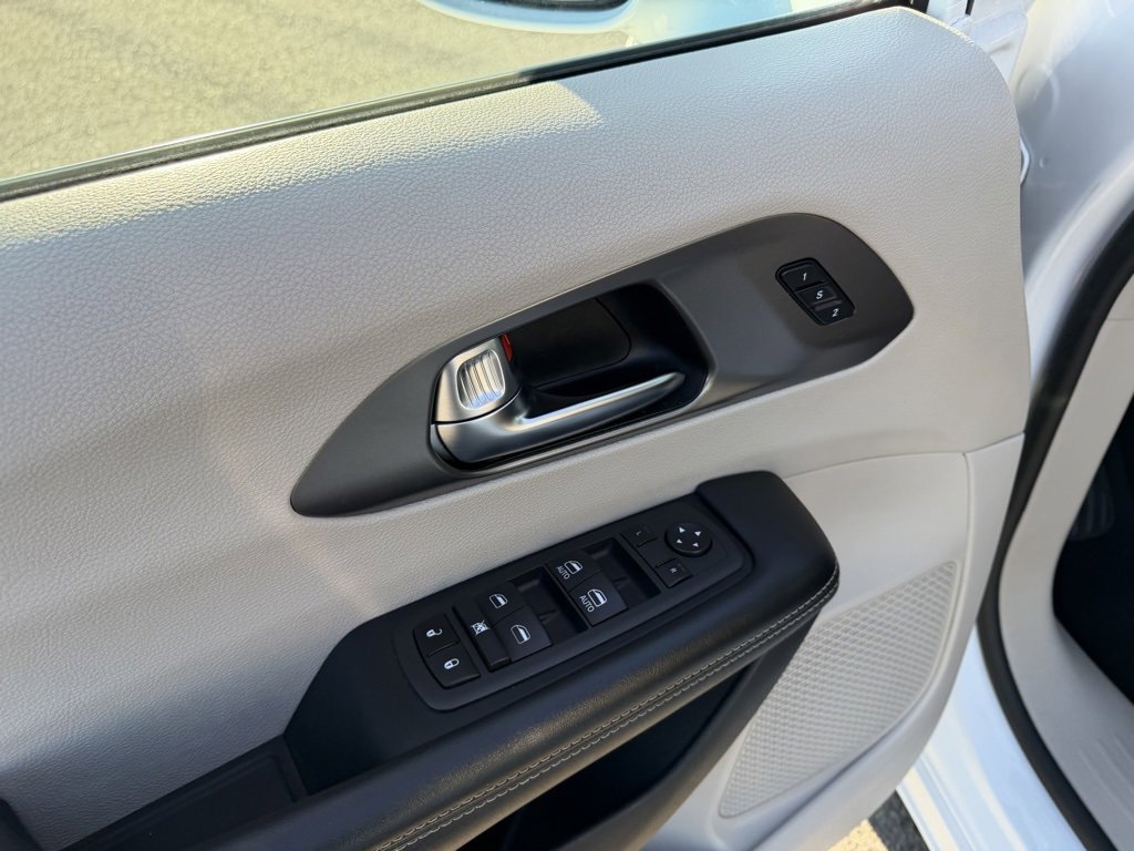 Used 2022 Chrysler Pacifica Touring-L image 14