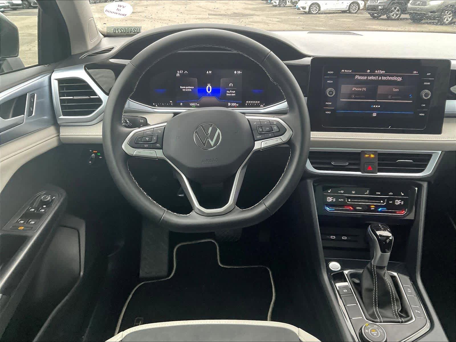 Used 2025 Volkswagen Taos SE w/ Panoramic Sunroof Package AWD/4WD image 17