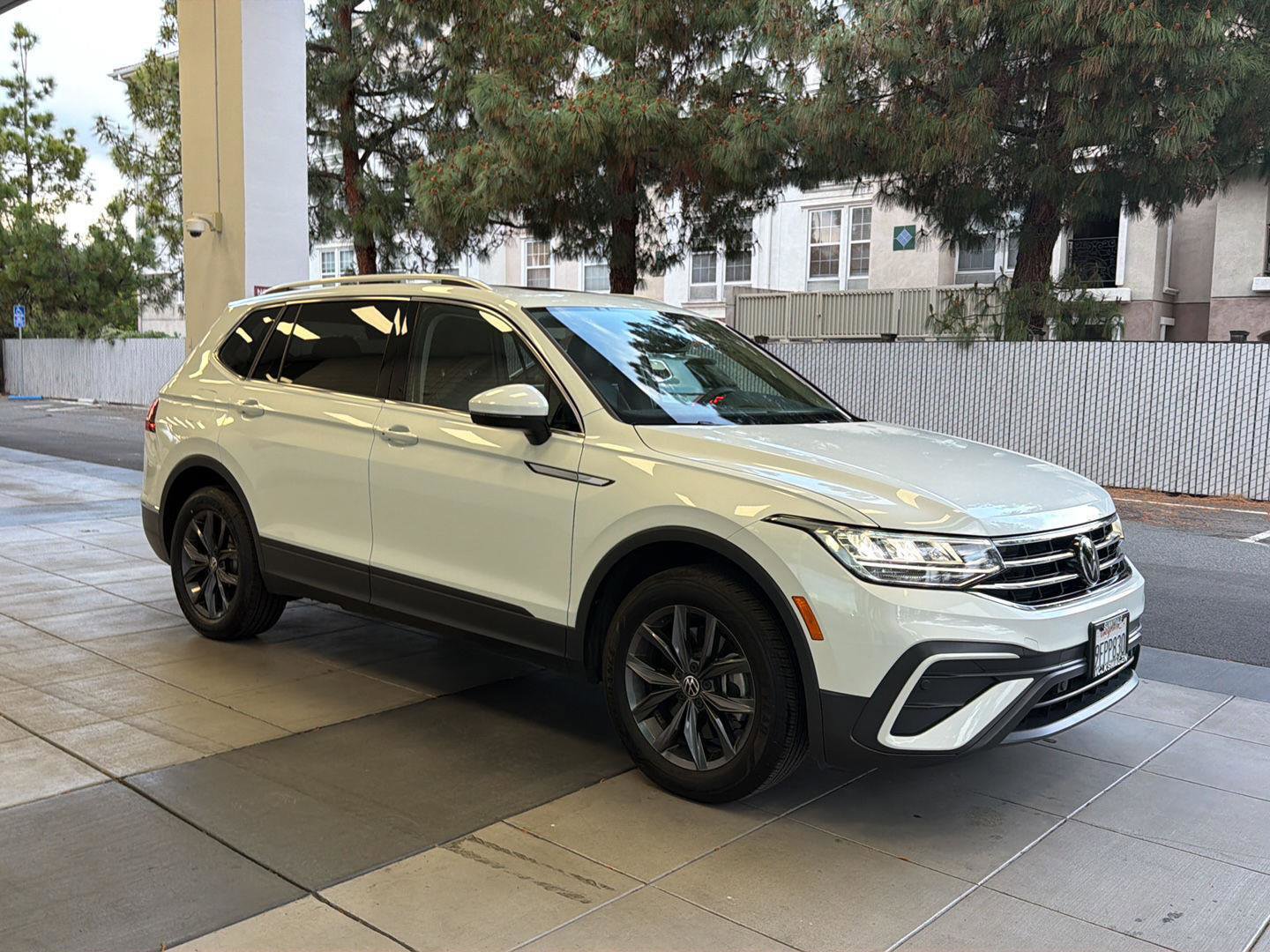 Certified 2023 Volkswagen Tiguan SE w/ Panoramic Sunroof Package FWD image 7