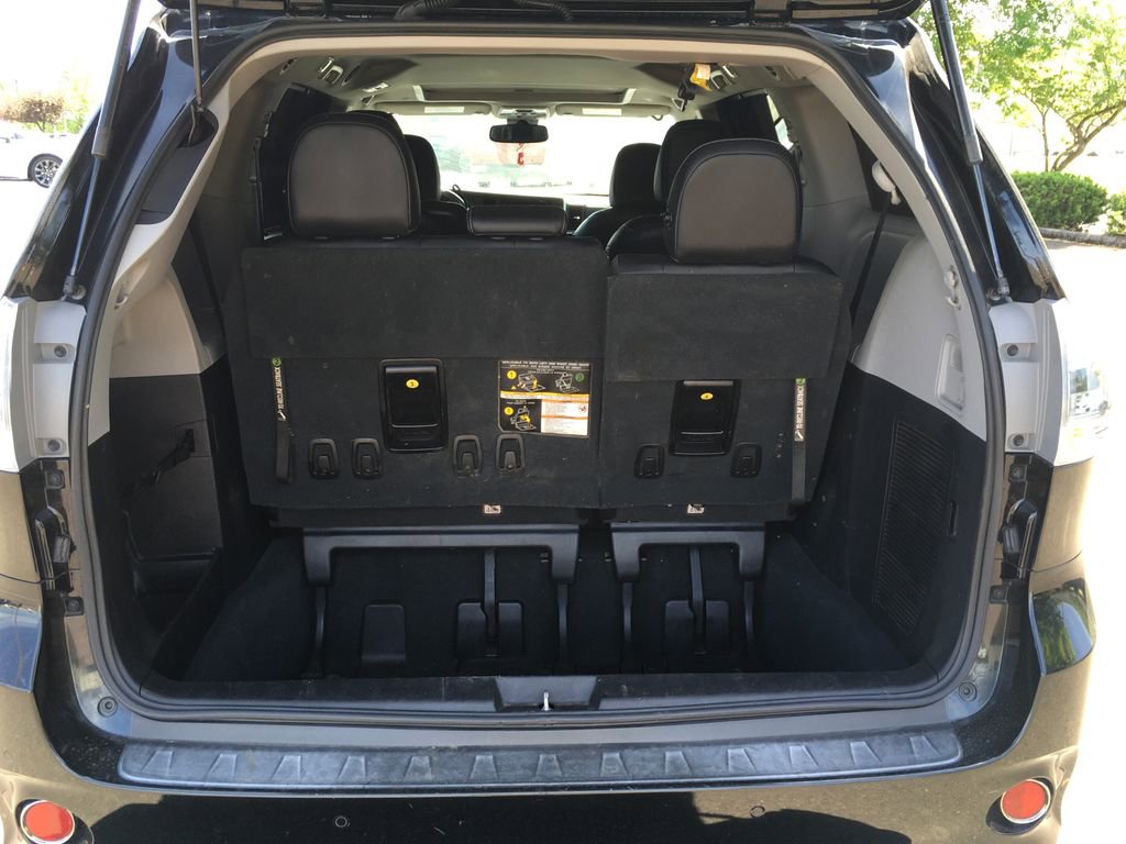 Used 2020 Toyota Sienna SE w/ SE Preferred Package FWD image 6