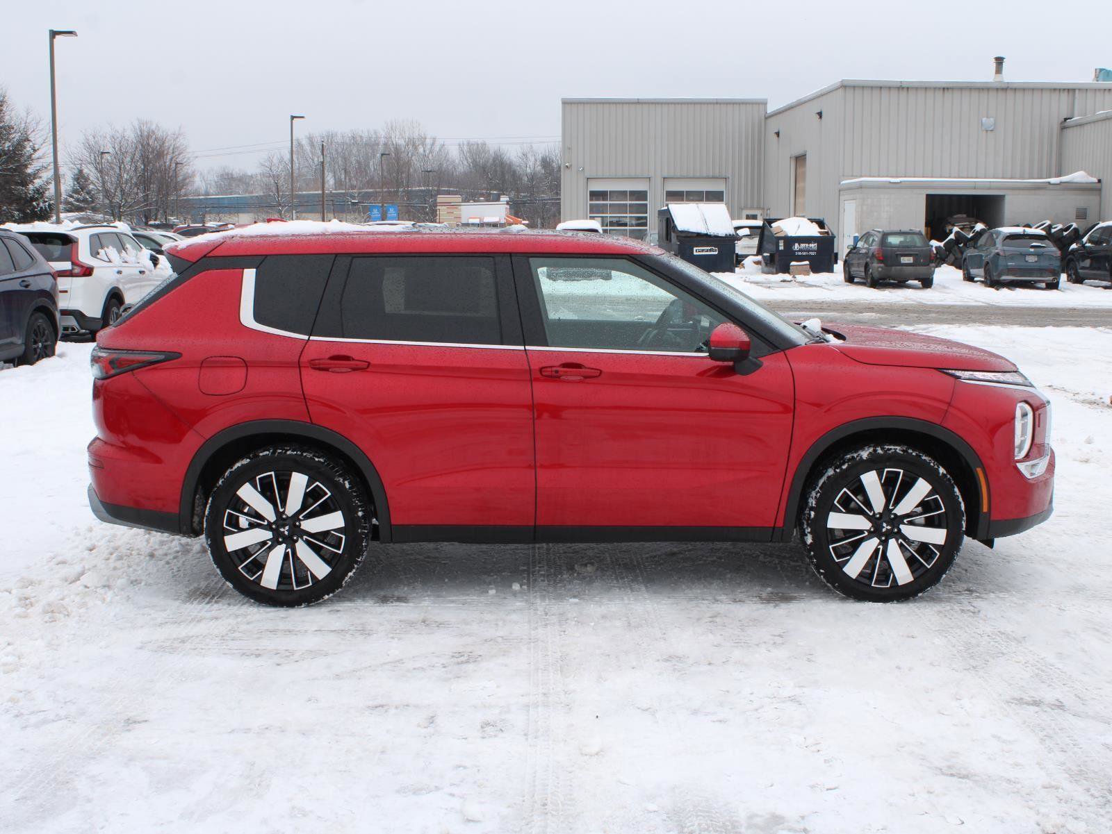 New 2025 Mitsubishi Outlander SE image 4