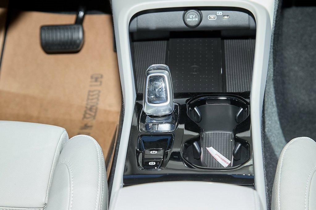 New 2025 Volvo XC40 B5 Plus w/ Protection Package Premier image 27