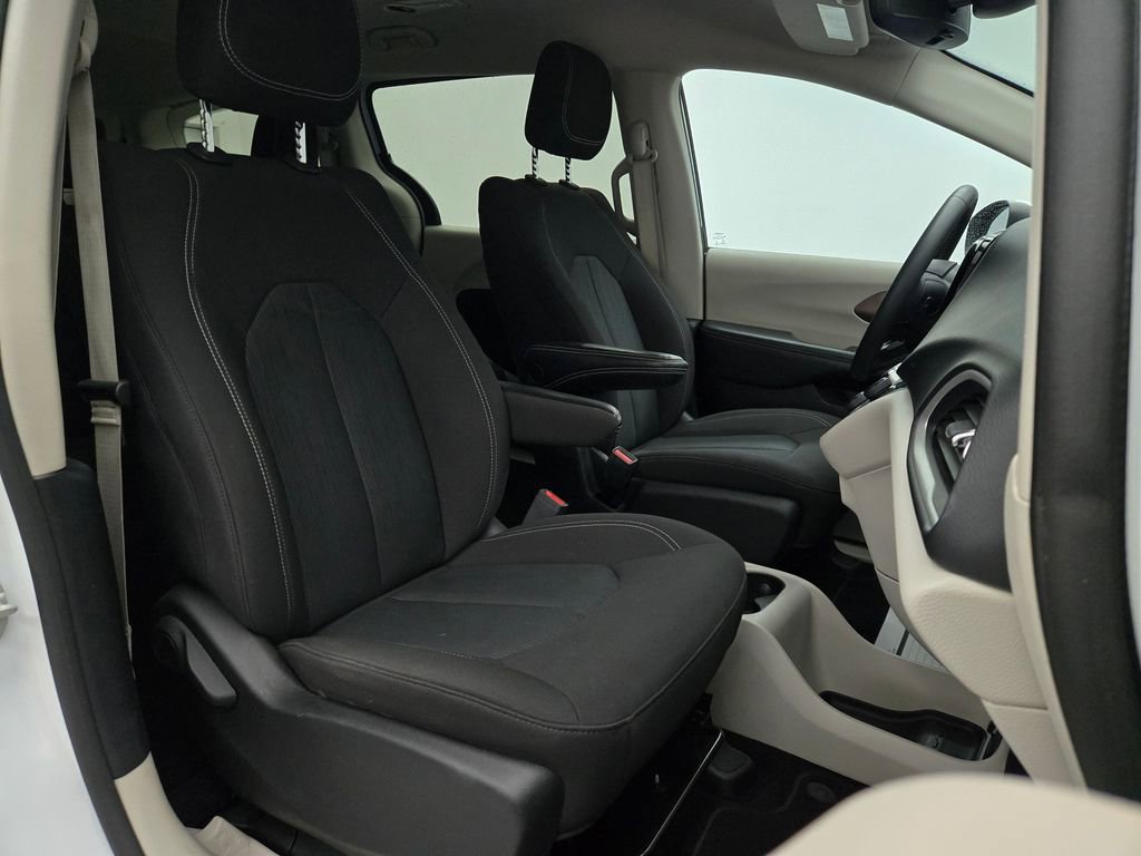 Used 2023 Chrysler Voyager LX image 30