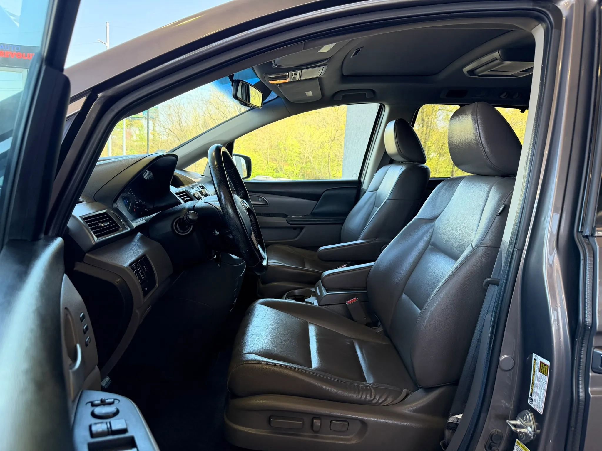 Used 2011 Honda Odyssey Touring image 2