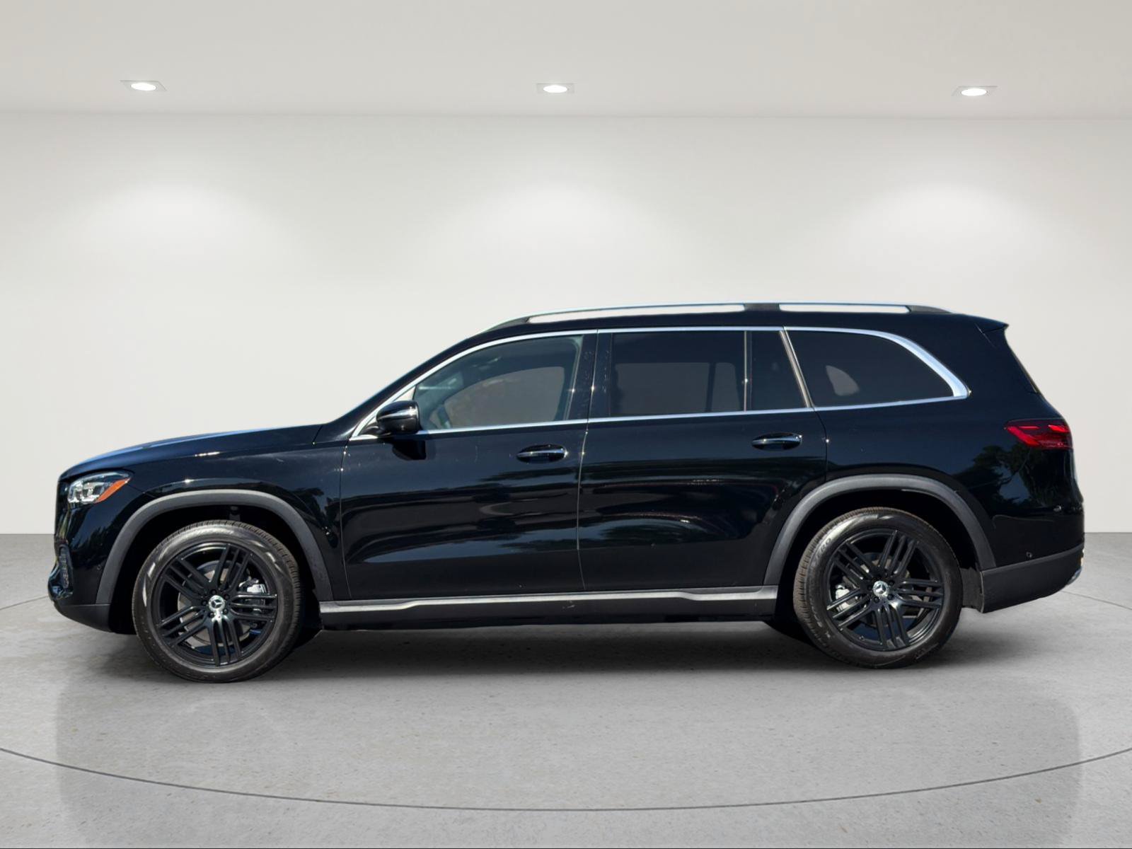 Used 2024 Mercedes-Benz GLS 450 4MATIC image 2
