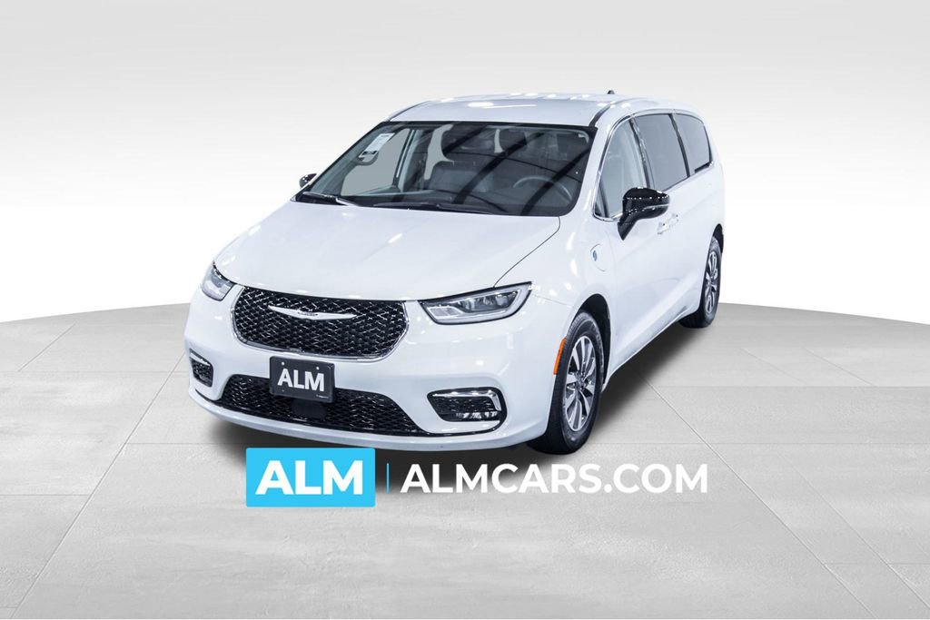 Used 2024 Chrysler Pacifica Select image 1