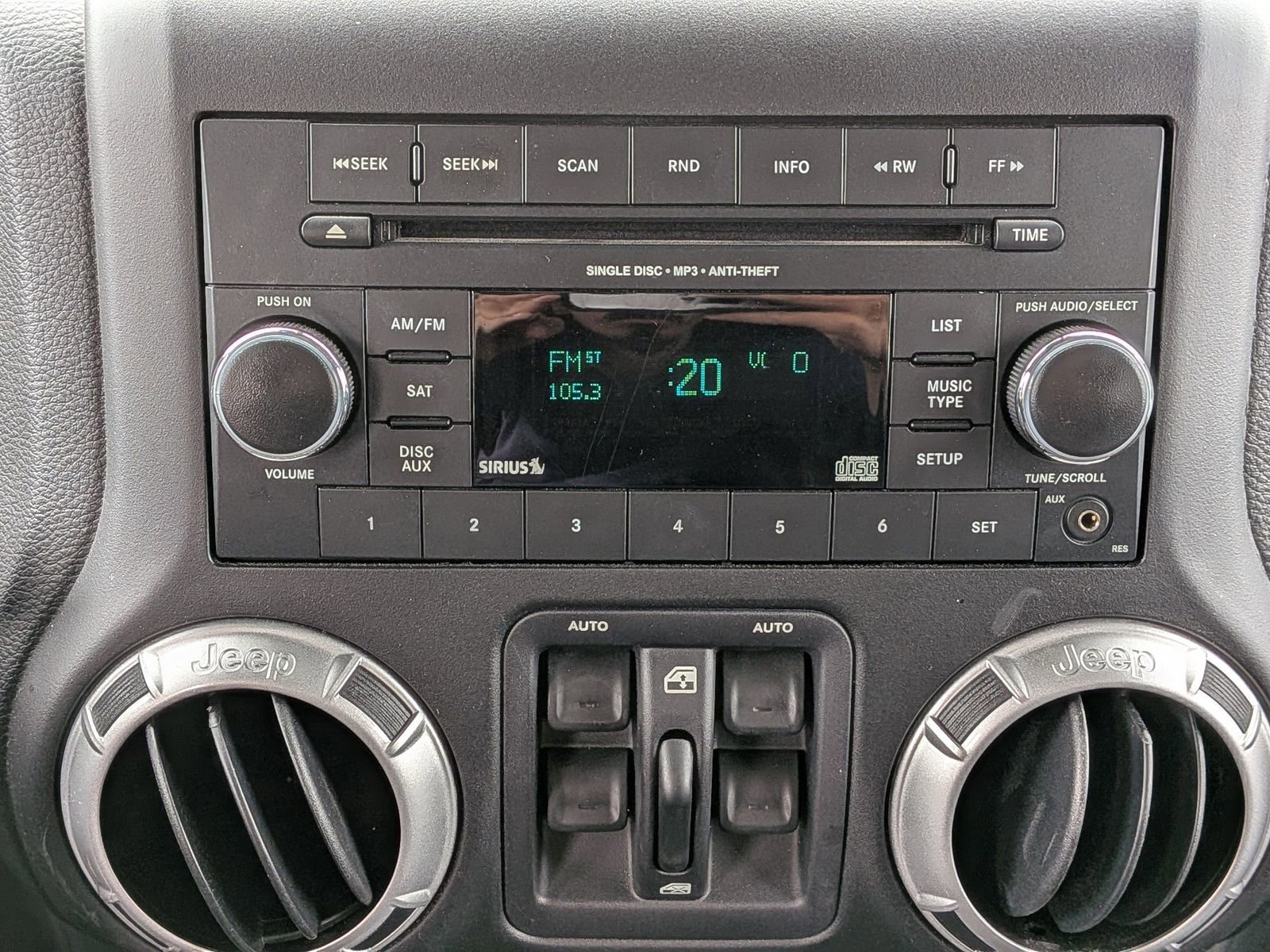 Used 2015 Jeep Wrangler Unlimited Sahara image 10