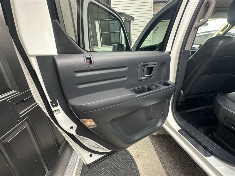 Used 2014 Honda Ridgeline SE image 41
