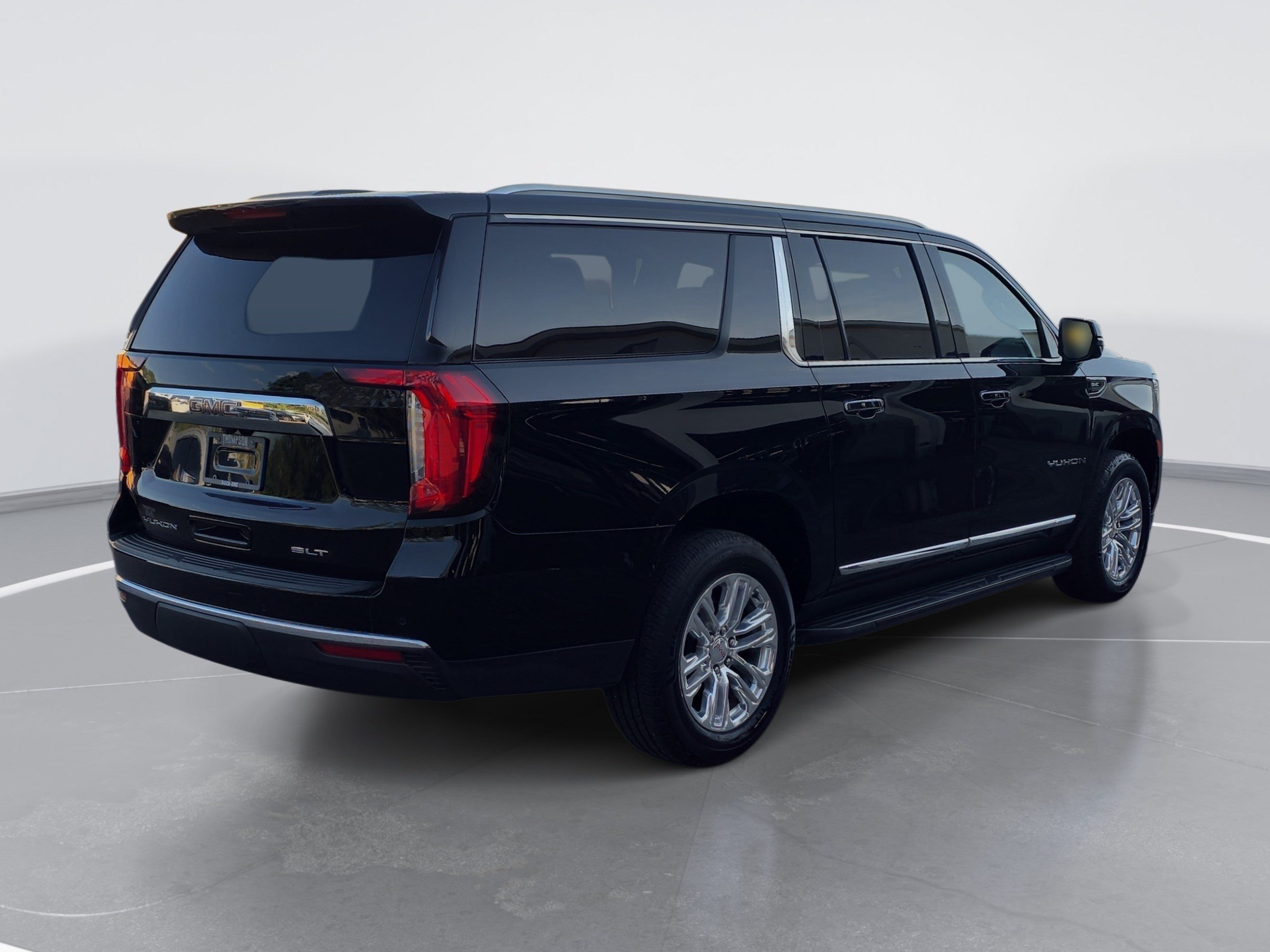 Used 2022 GMC Yukon XL SLT w/ SLT Premium Package AWD/4WD image 3