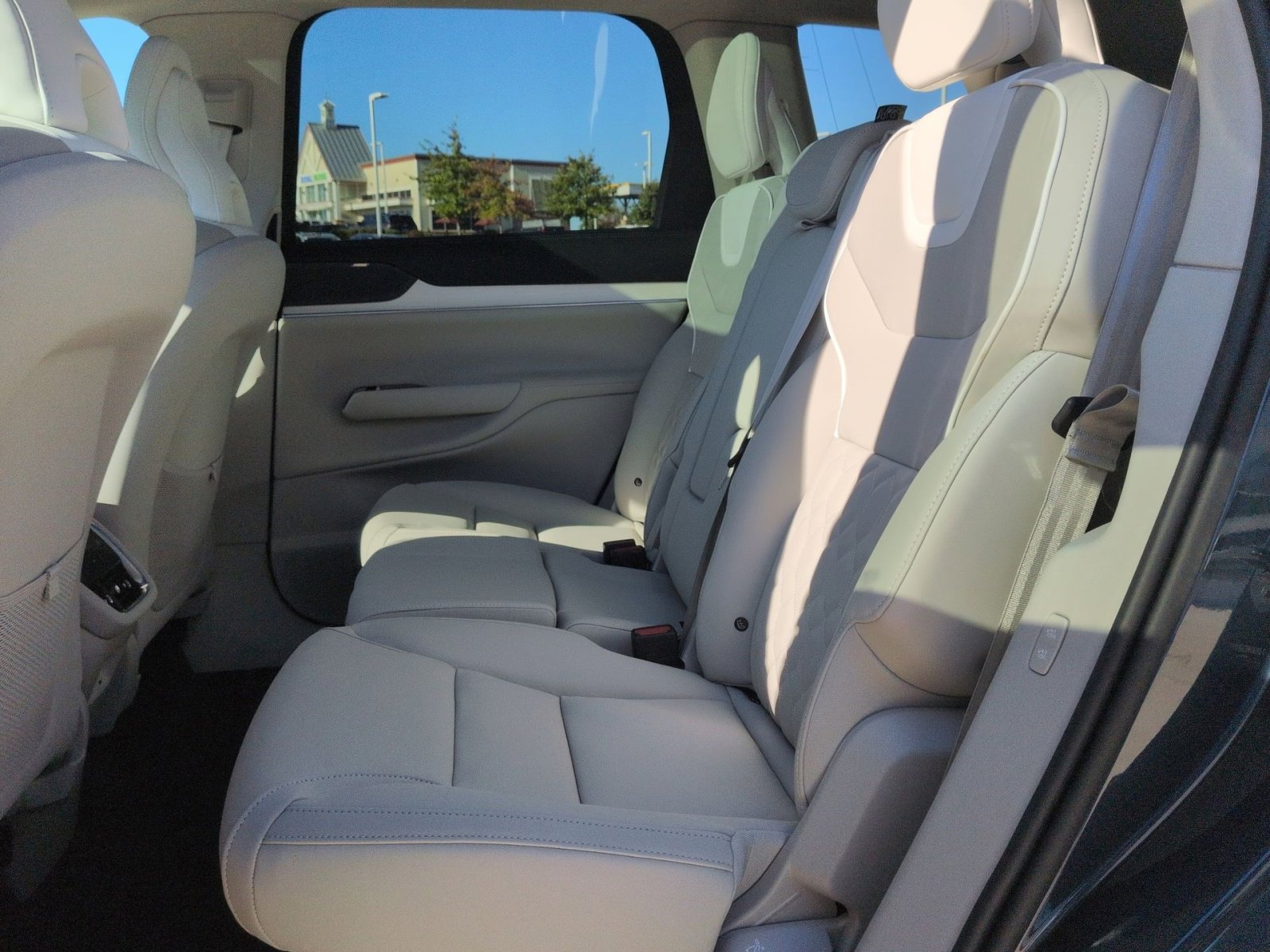 New 2025 Volvo EX90 Plus w/ Protection Package Premier image 25