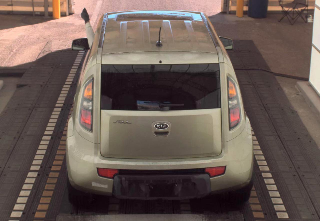 Used 2010 Kia Soul ! FWD image 6