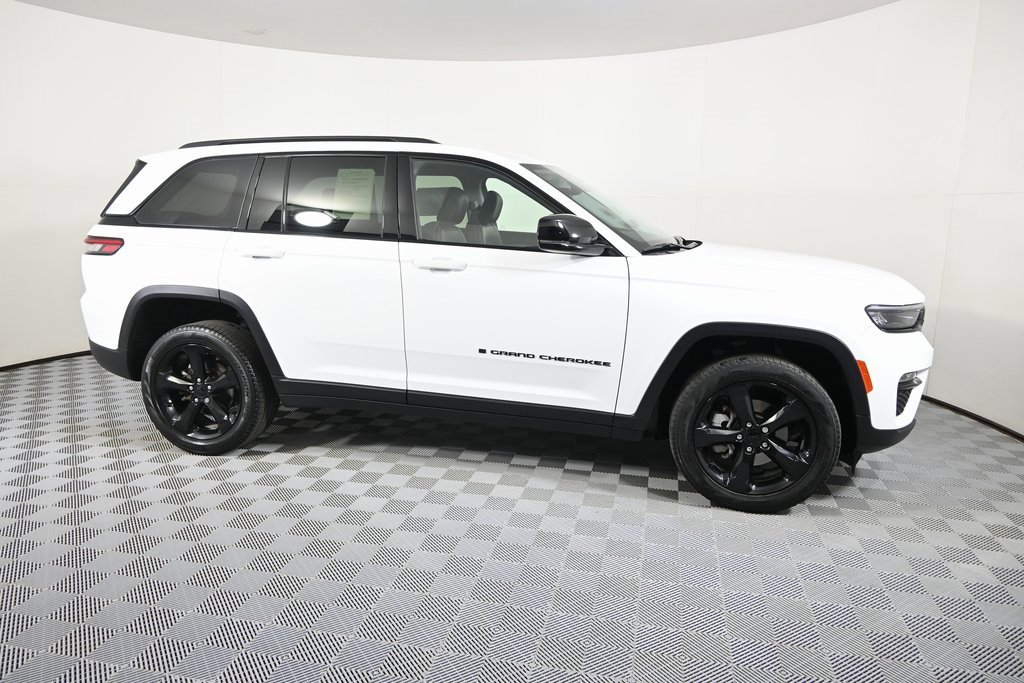Used 2023 Jeep Grand Cherokee Limited w/ Black Appearance Package image 8