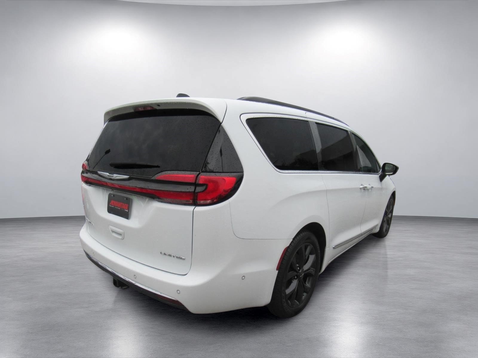 Certified 2023 Chrysler Pacifica Limited w/ Trailer Tow Group FWD image 6