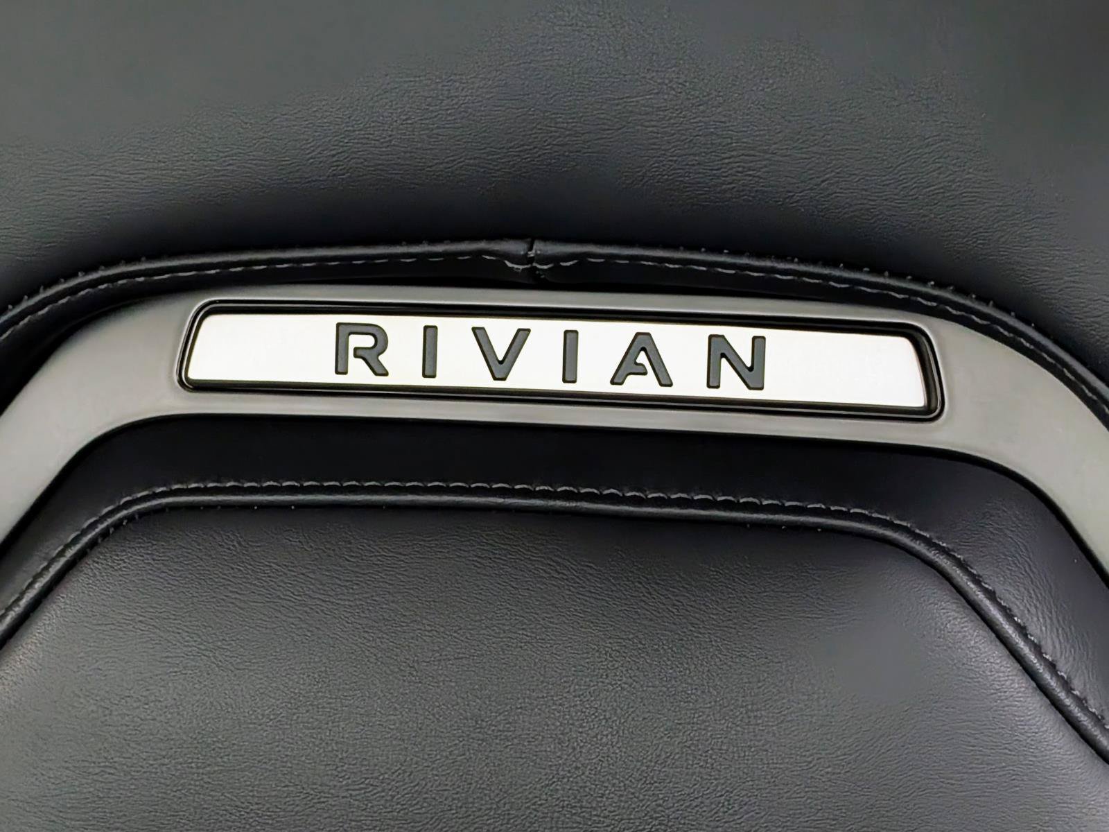Used 2024 Rivian R1S Adventure AWD/4WD image 18