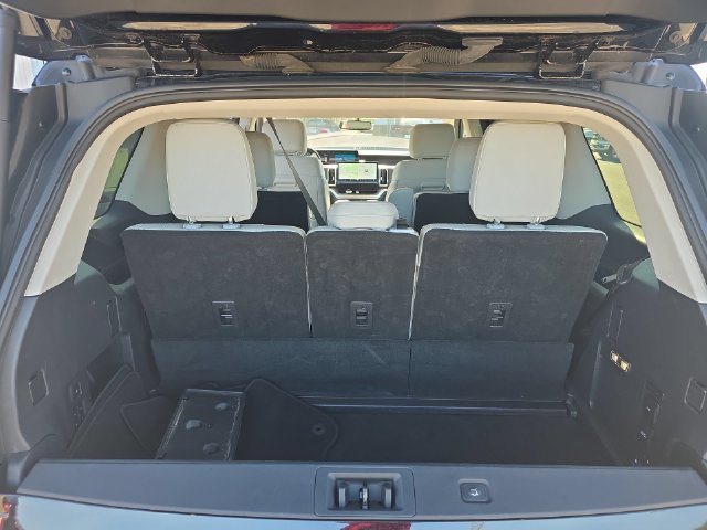 Used 2025 Ford Expedition Platinum w/ Driver's Package AWD/4WD image 14