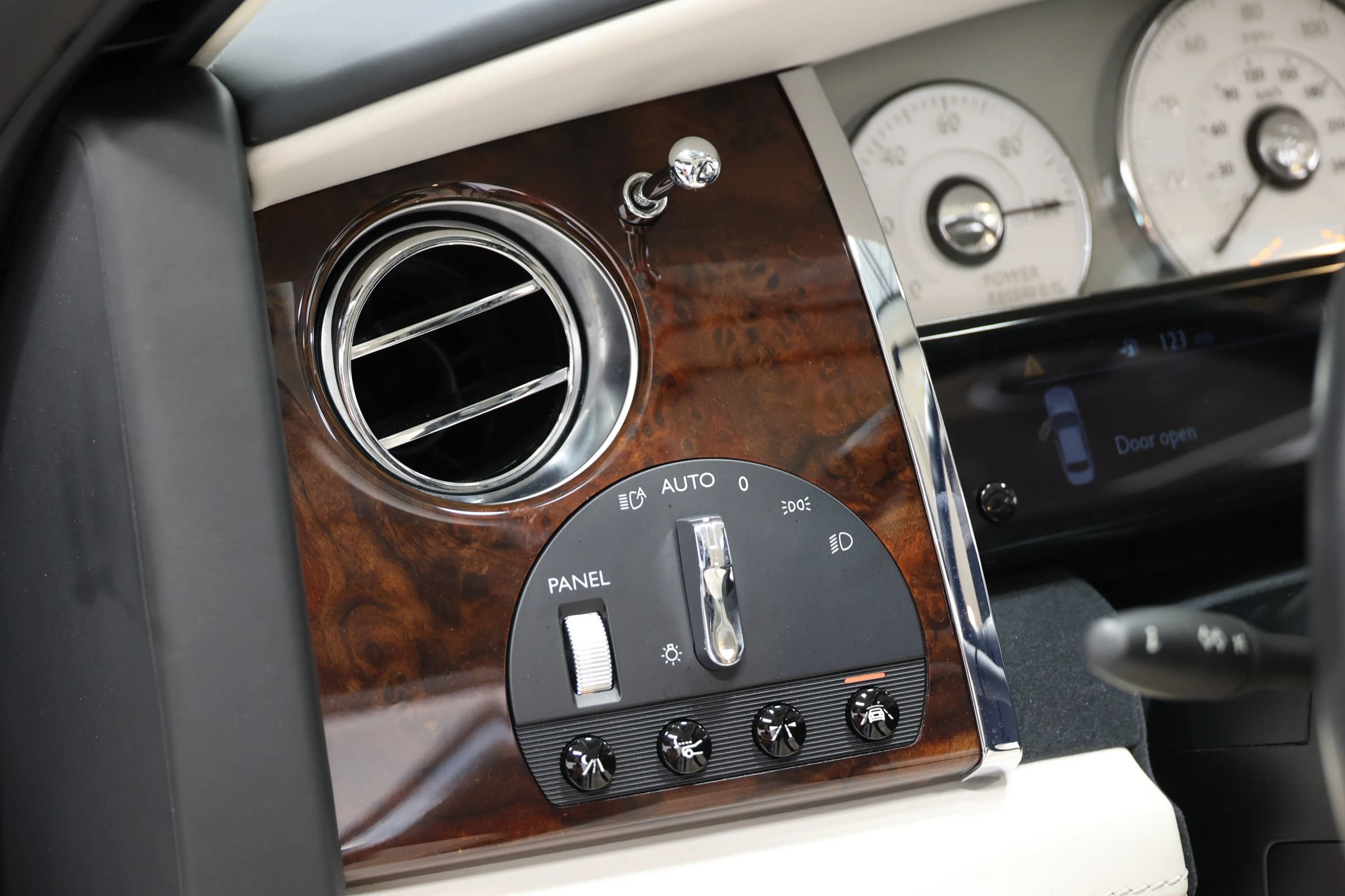 Used 2017 Rolls-Royce Ghost RWD image 24