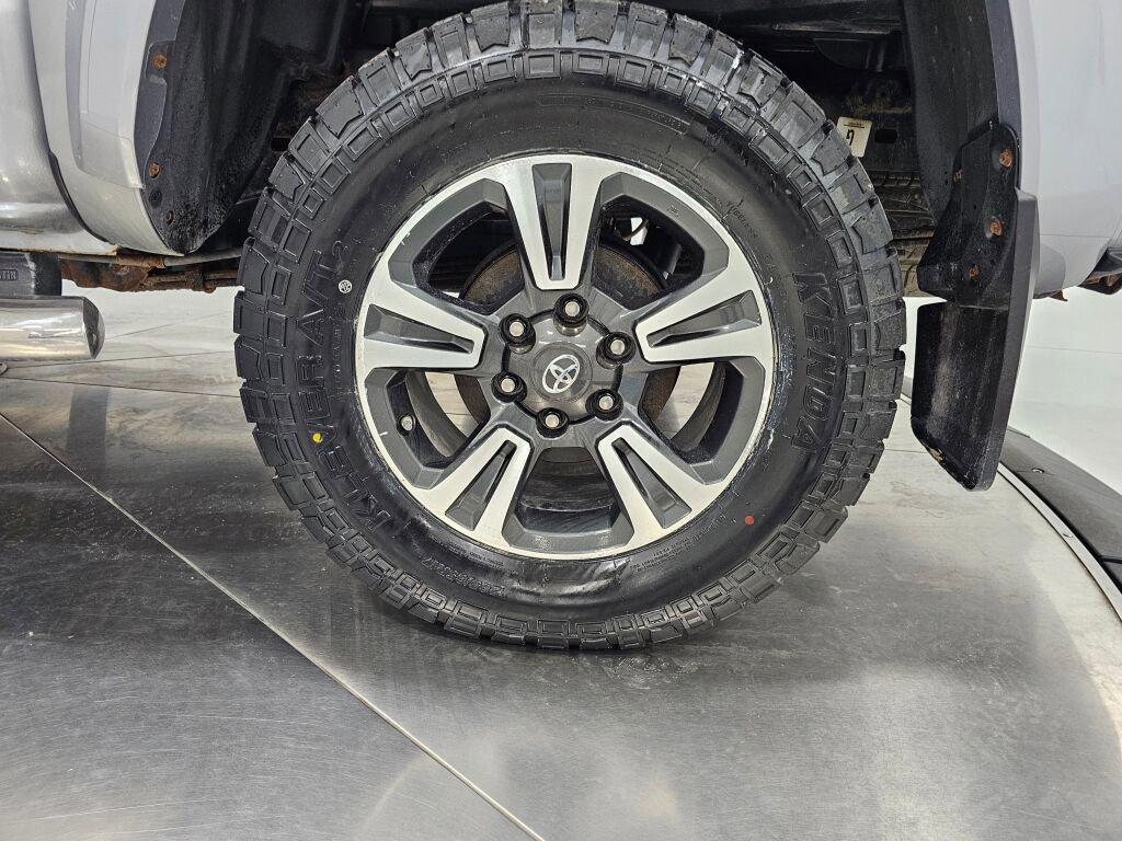 Used 2017 Toyota Tacoma TRD Sport w/ Tow Package (A/T) AWD/4WD image 10