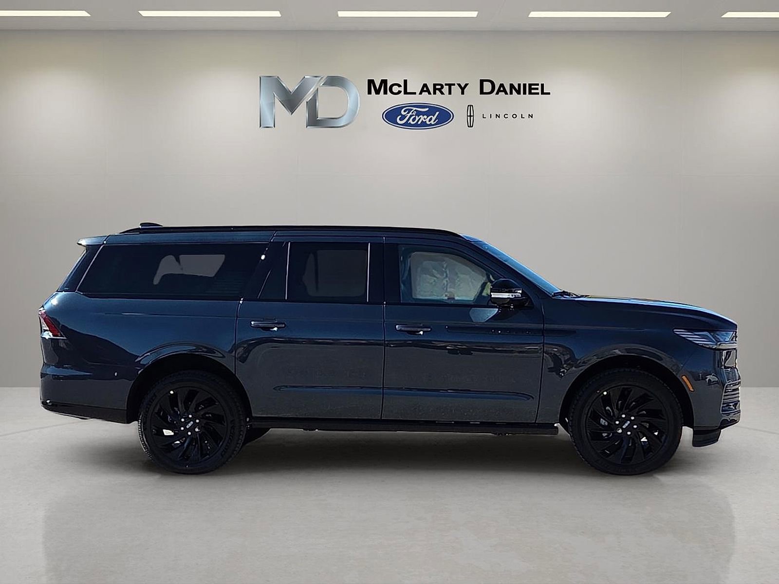 New 2026 Lincoln Navigator L Reserve w/ Jet Appearance Package image 6