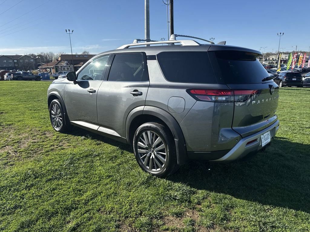 Used 2025 Nissan Pathfinder SL w/ SL Premium Package AWD/4WD image 3