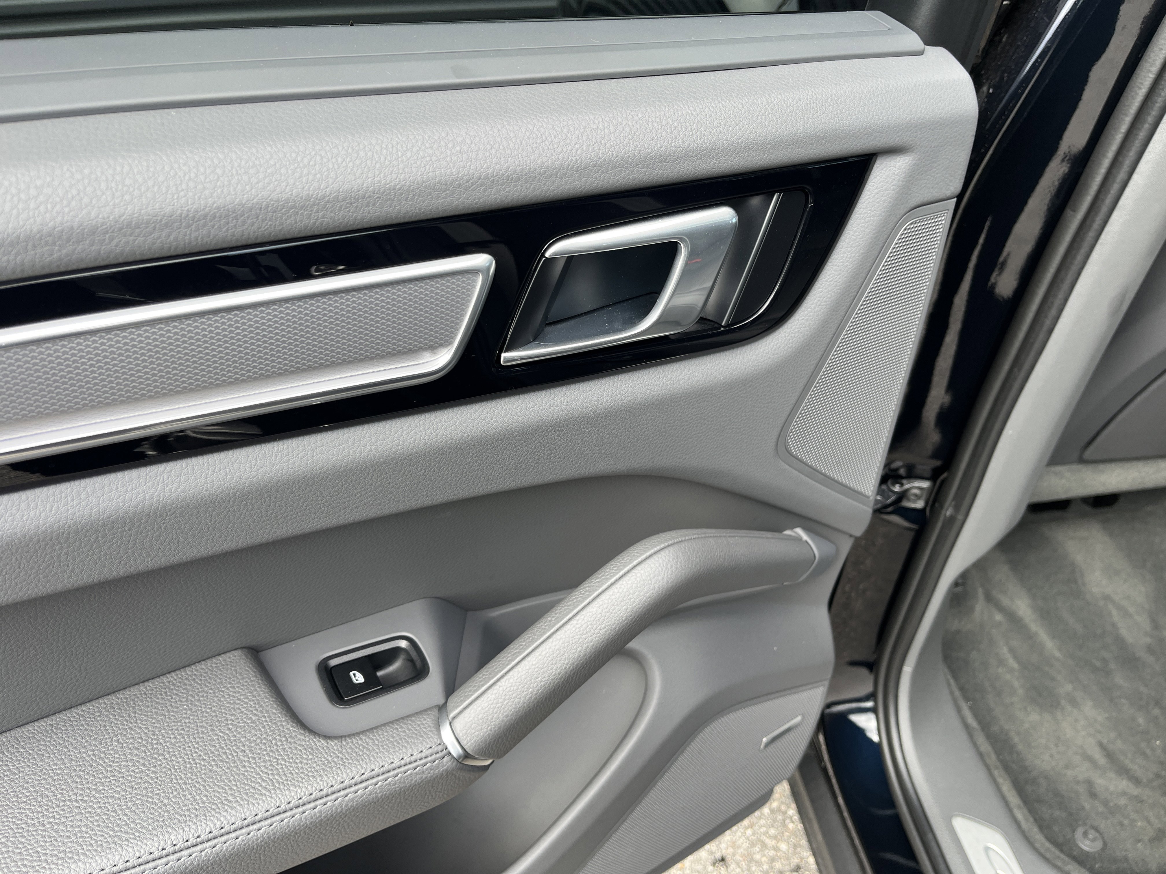 Certified 2022 Porsche Cayenne Platinum Edition image 18