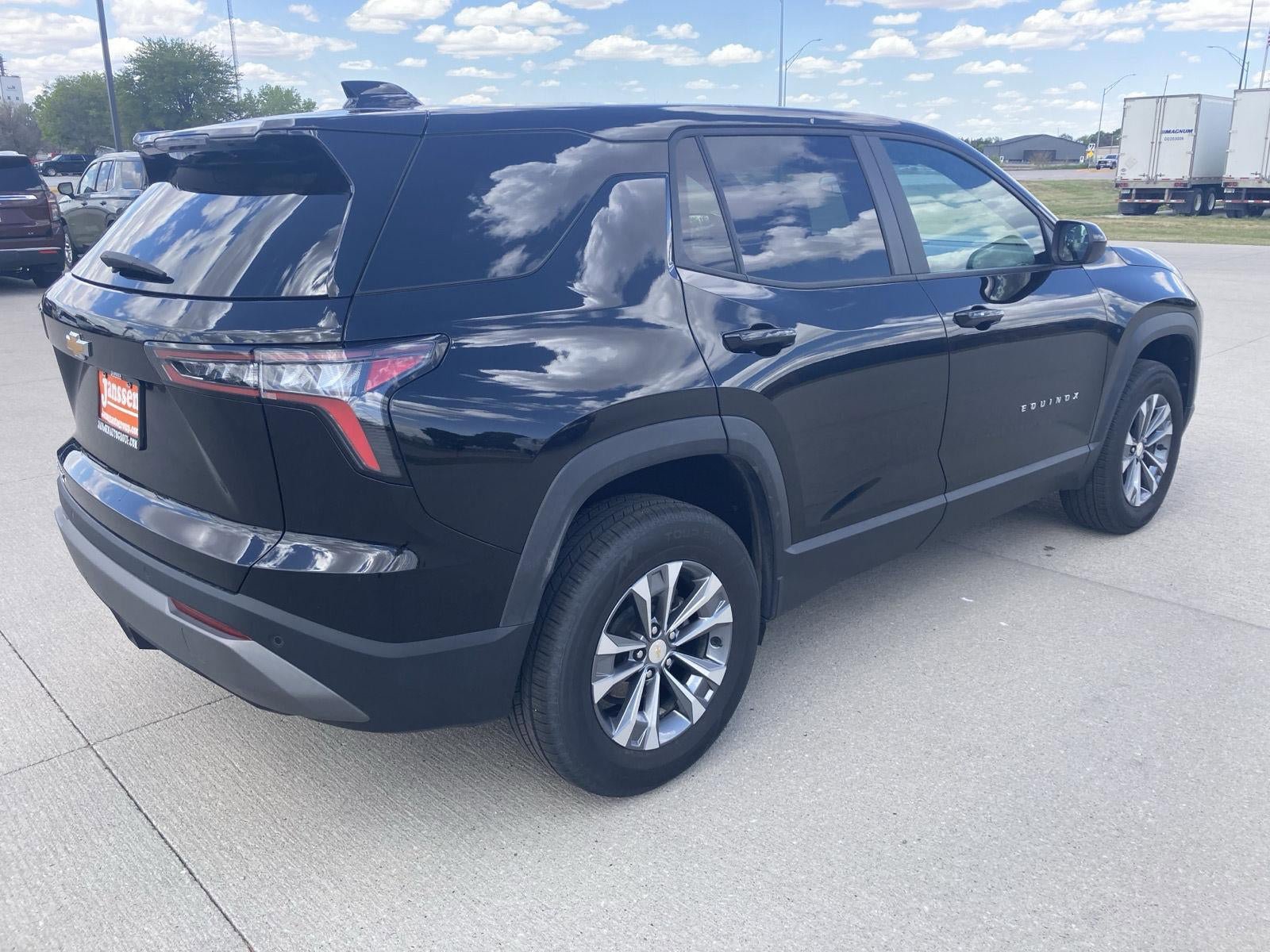 Used 2025 Chevrolet Equinox LT FWD image 2