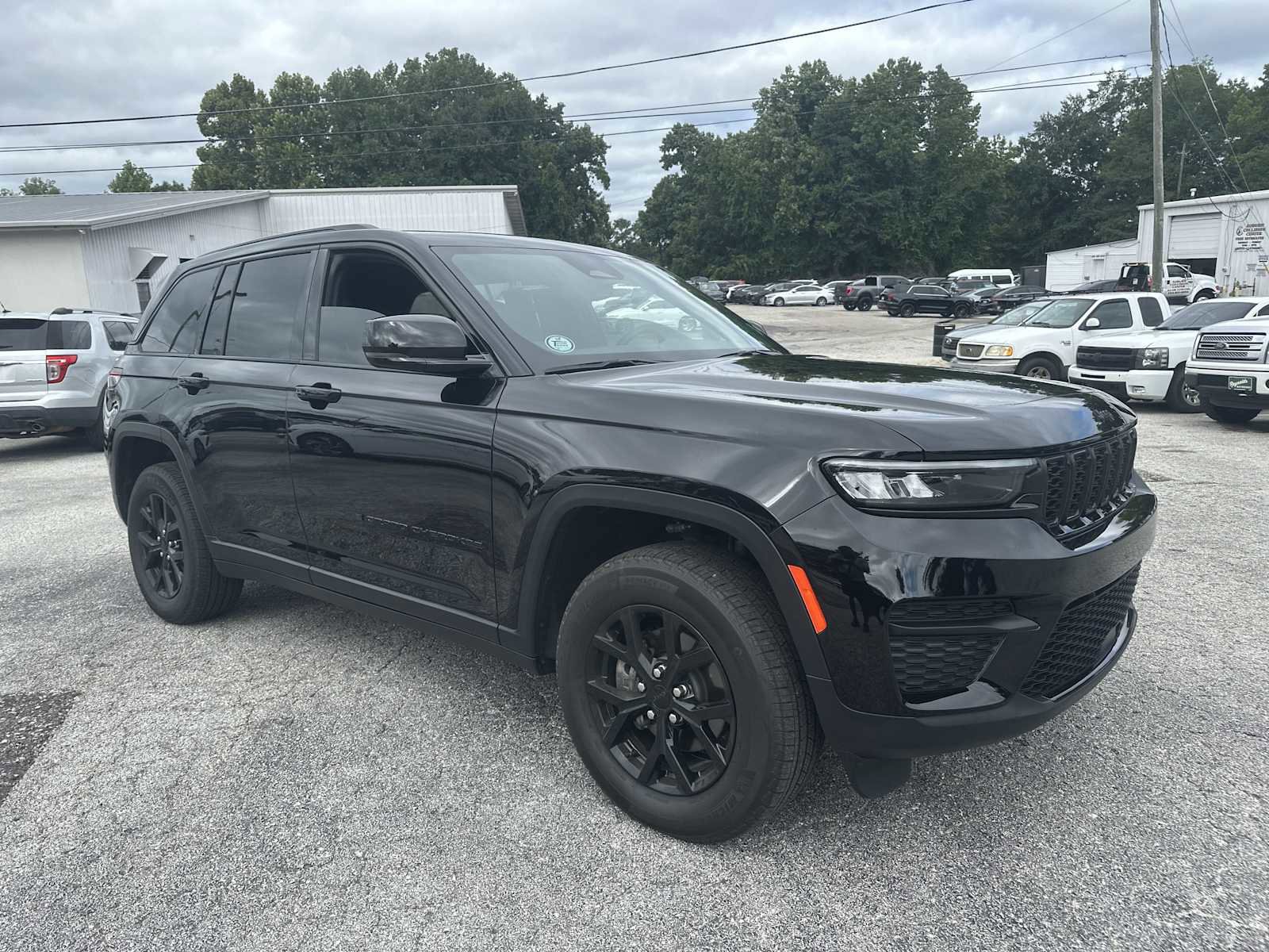 Used 2024 Jeep Grand Cherokee Altitude image 2