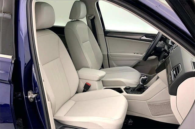 Used 2023 Volkswagen Tiguan SE w/ Panoramic Sunroof Package image 7