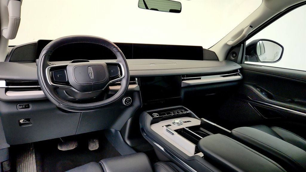 Used 2025 Lincoln Navigator Reserve AWD/4WD image 13