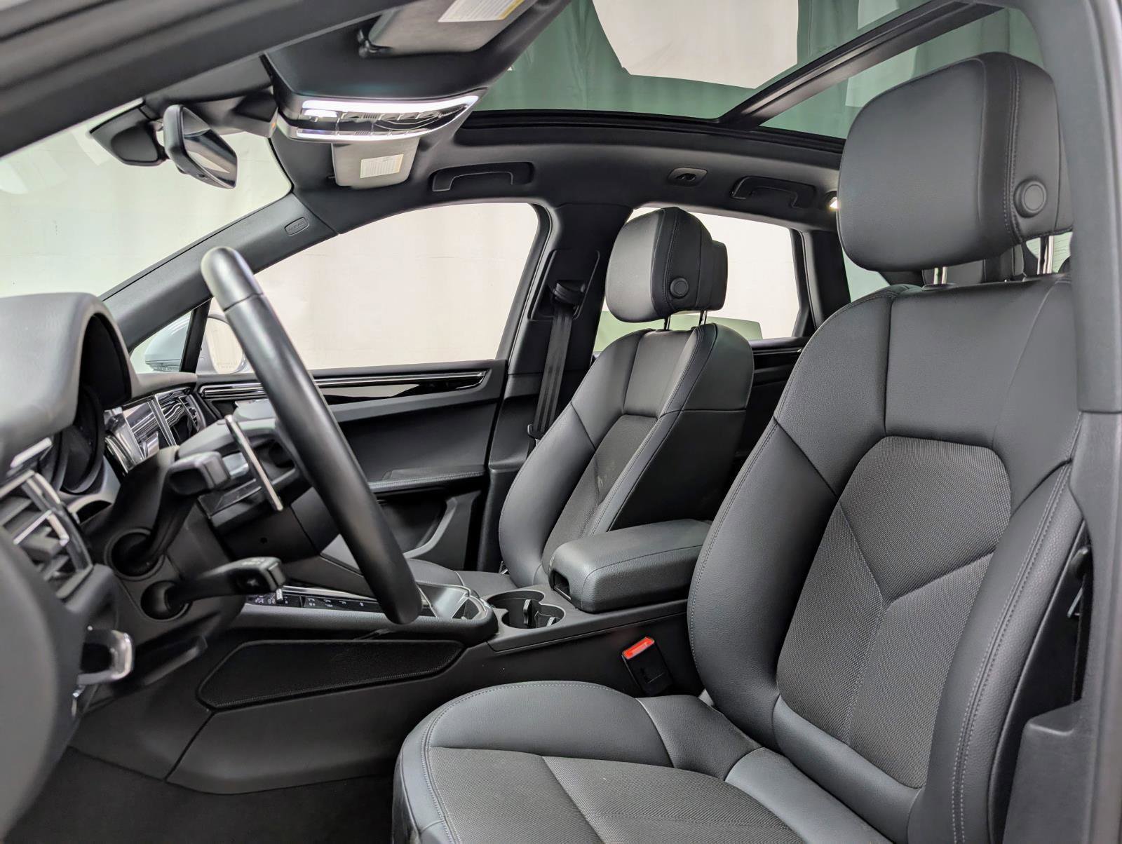Used 2025 Porsche Macan image 15