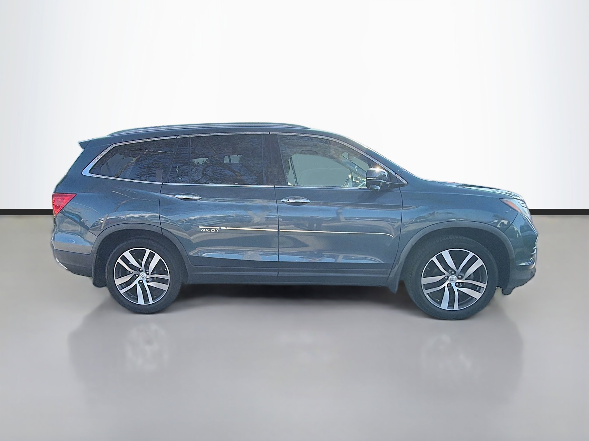 Used 2017 Honda Pilot Touring image 2