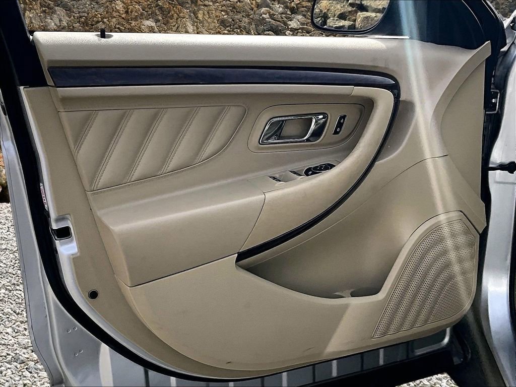 Used 2018 Ford Taurus Limited image 19