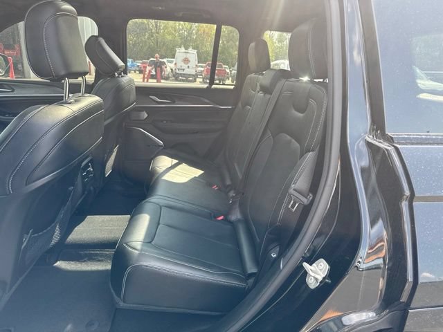 Used 2023 Jeep Grand Cherokee Overland AWD/4WD image 15