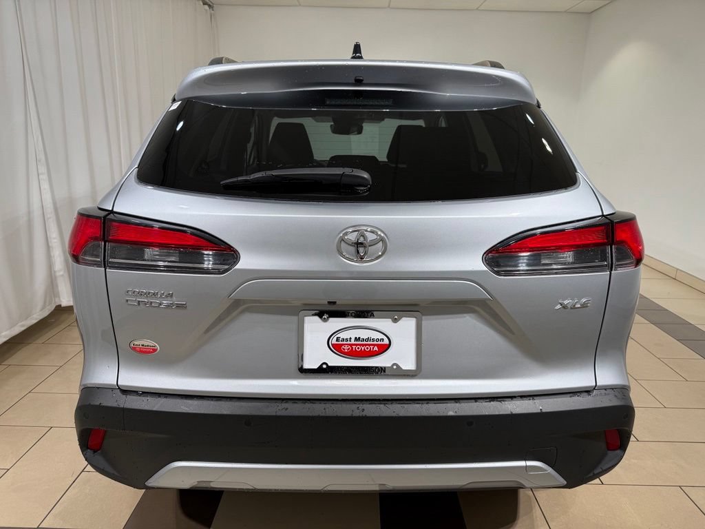 Certified 2025 Toyota Corolla Cross XLE FWD image 4