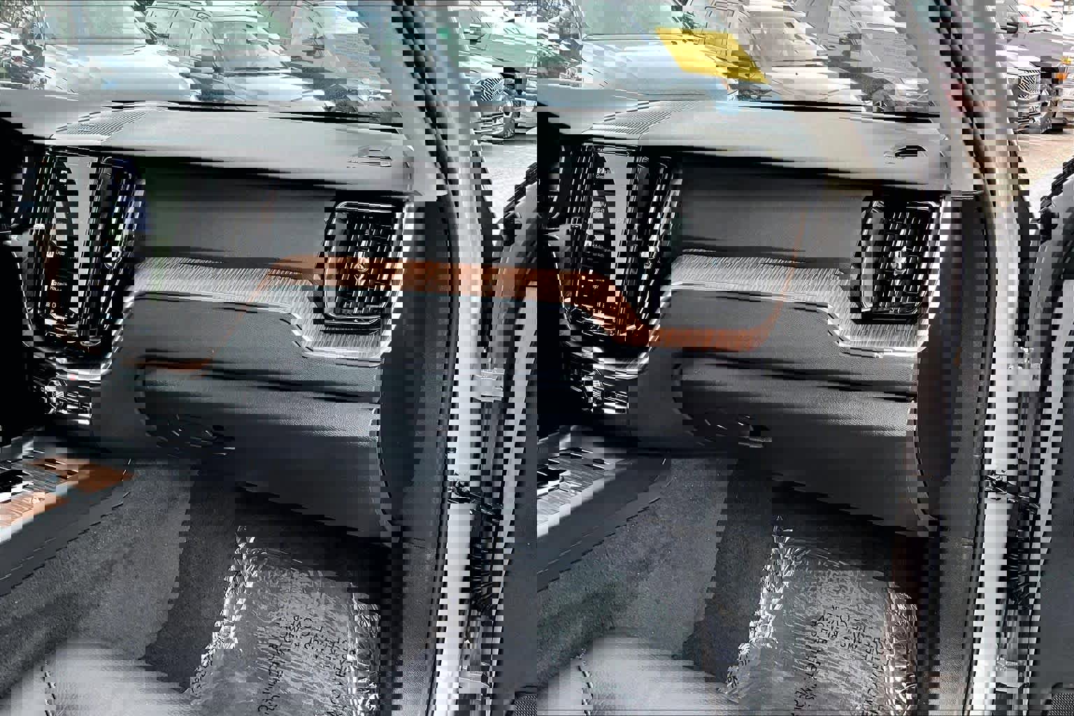 Certified 2023 Volvo XC60 B5 Plus w/ Climate Package image 18