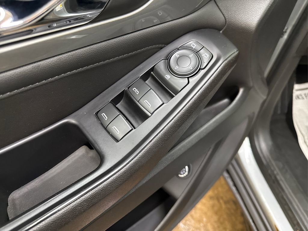 Used 2023 Chevrolet Traverse LT image 36