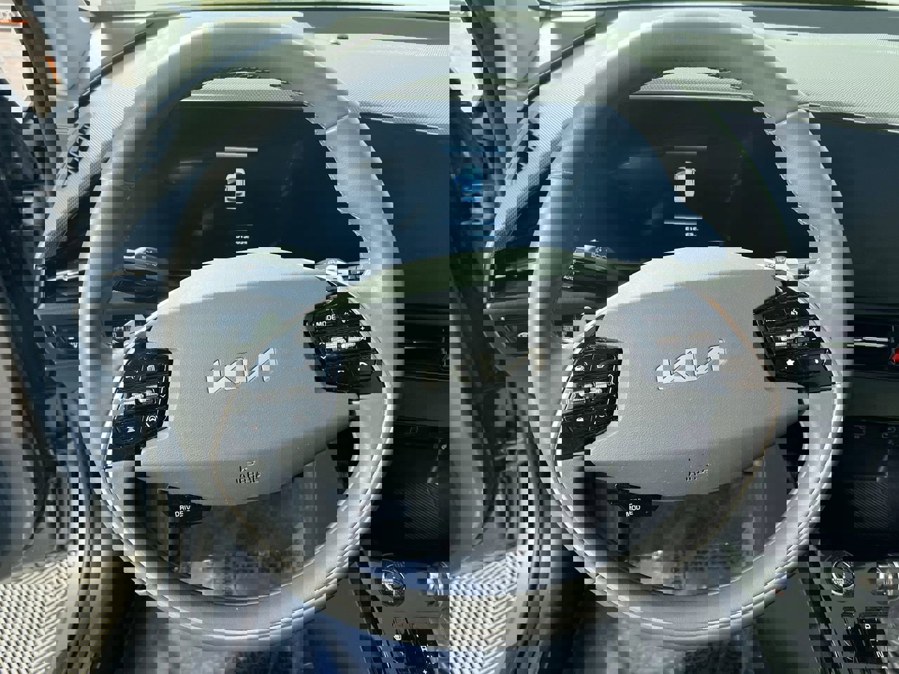 Certified 2023 Kia Niro EX image 17