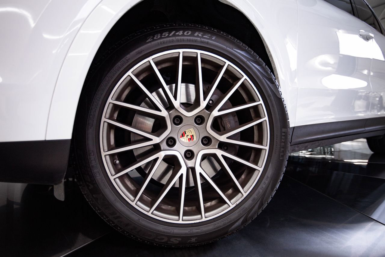 Certified 2023 Porsche Cayenne Platinum Edition image 12