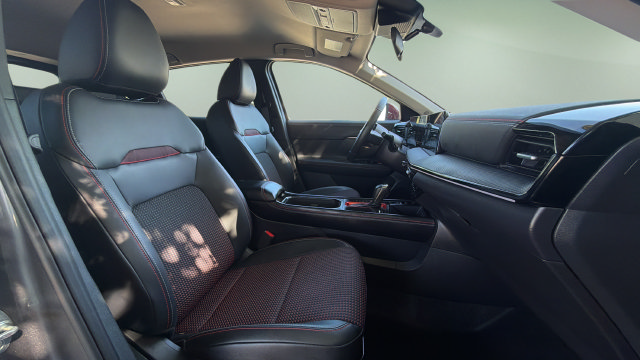 Used 2025 Nissan Kicks SR w/ Illumination Package FWD image 13