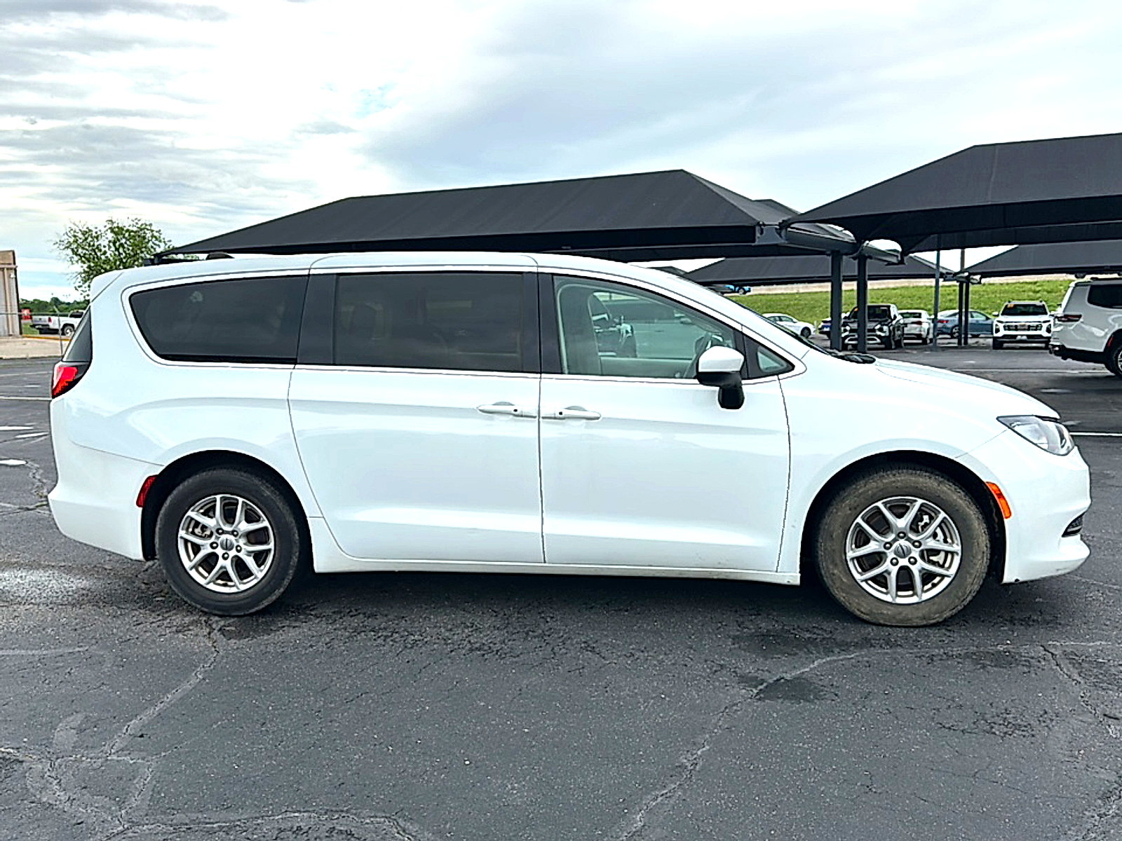 Used 2022 Chrysler Voyager LX FWD image 7