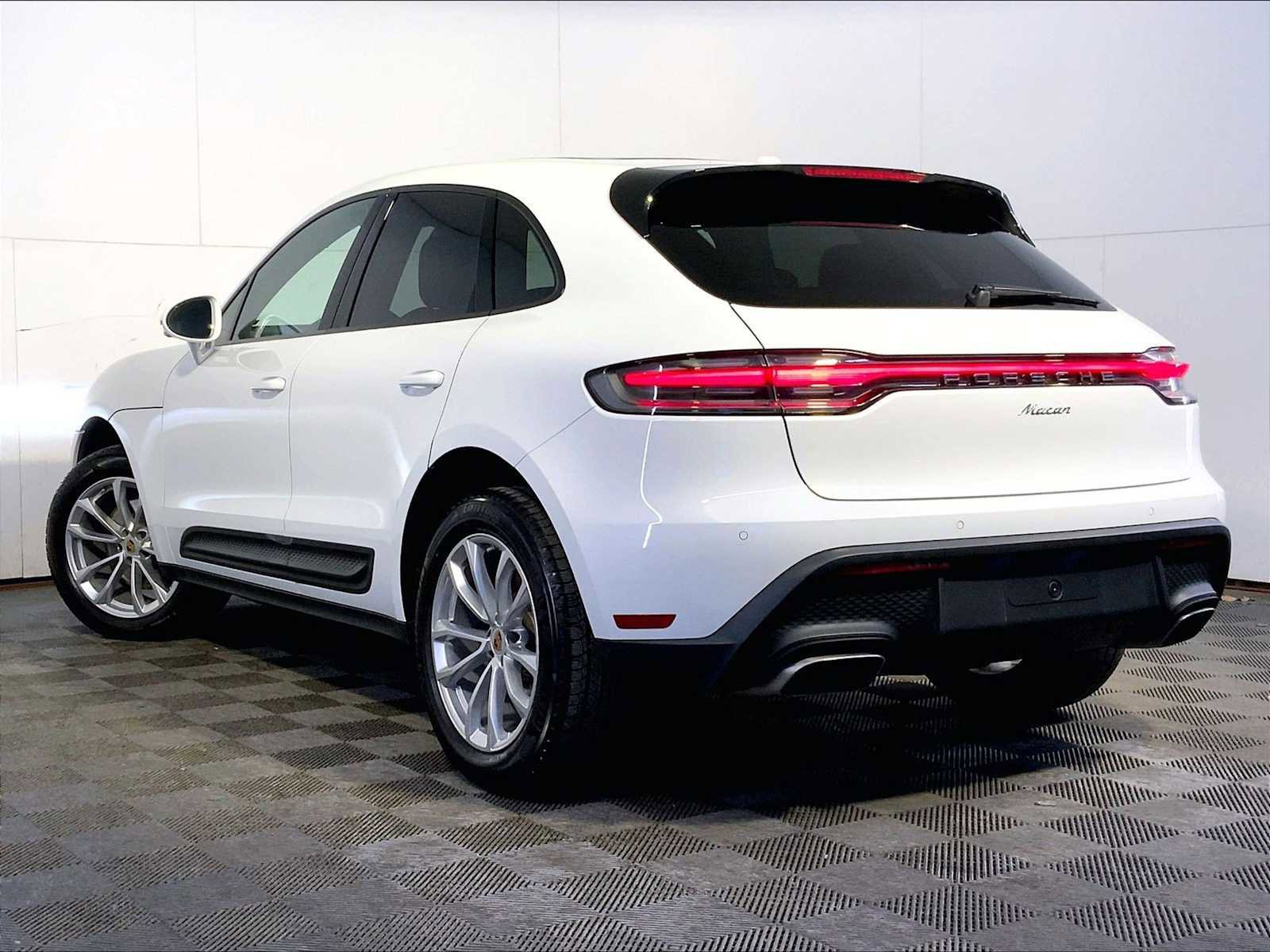 Certified 2025 Porsche Macan image 3