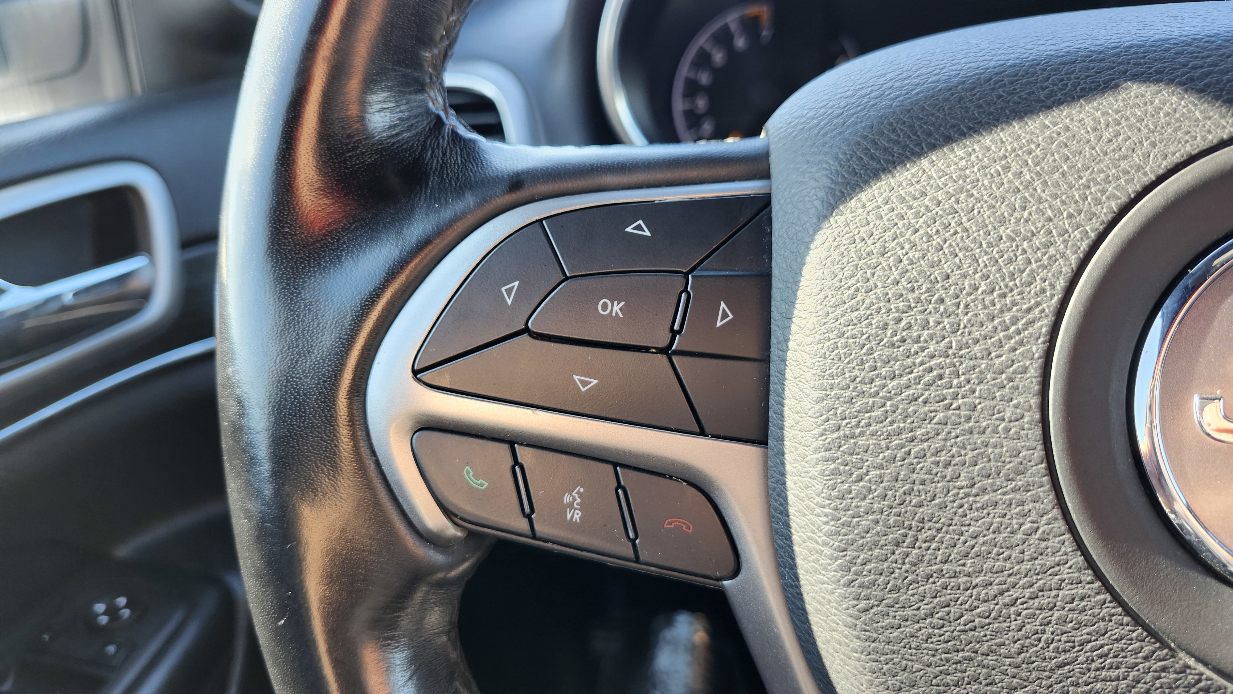 Used 2022 Jeep Grand Cherokee Limited image 39