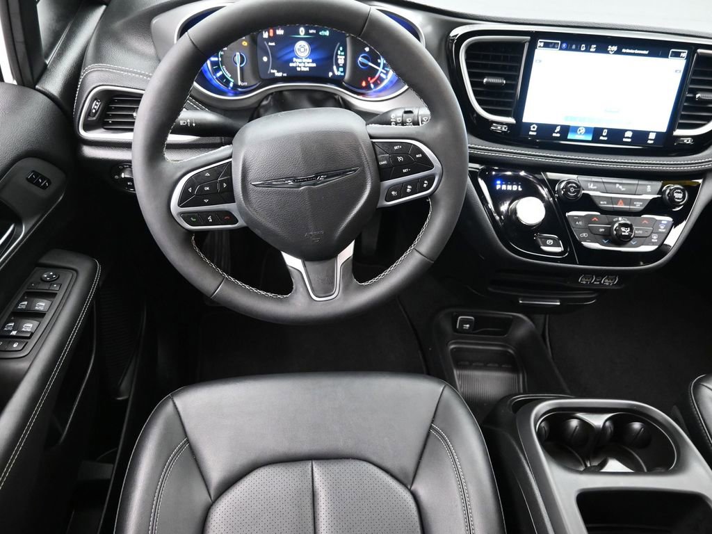Used 2025 Chrysler Pacifica Select image 15